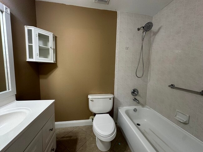 Building Photo - 461 SE Skipper Ln