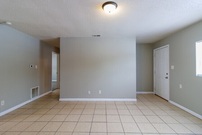 Foto del edificio - 6213 Commodore Dr