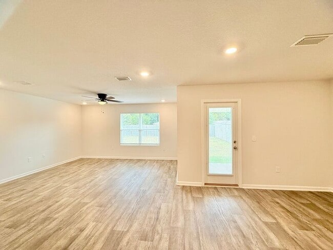 Building Photo - 5801 Guinevere Ln