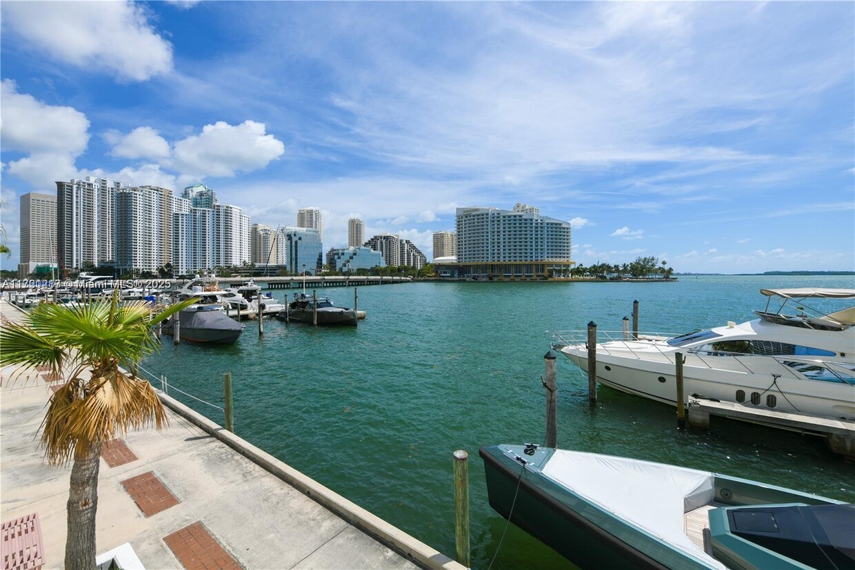 Foto del edificio - 999 Brickell Bay Dr