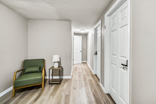 Foto del edificio - 5260 Ramona Blvd
