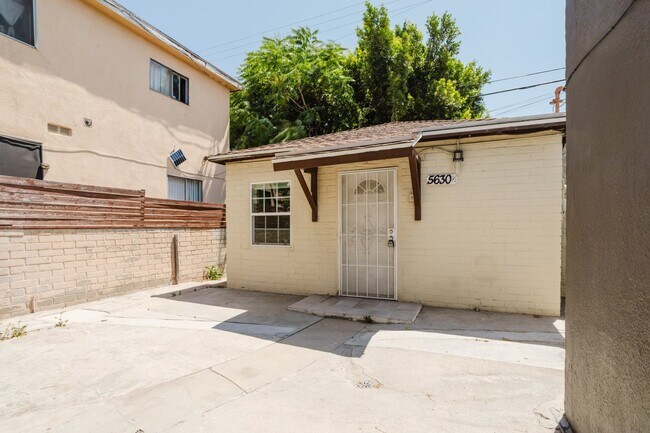 Foto del edificio - 5630 1/2 Craner Ave