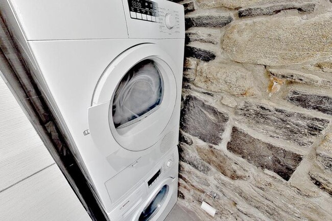 Foto del edificio - 345 E 5th St