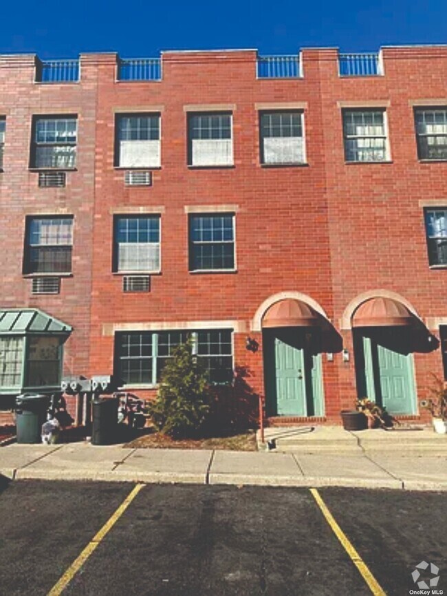 Spring Creek Towers Croton Loop Apartments under 2,500 Brooklyn