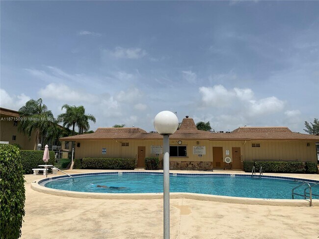 Foto del edificio - 600 Village Green Ct