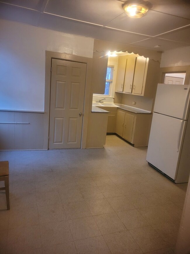 Building Photo - Spacious 4BD and 1BA apartment no-2 in Nor...