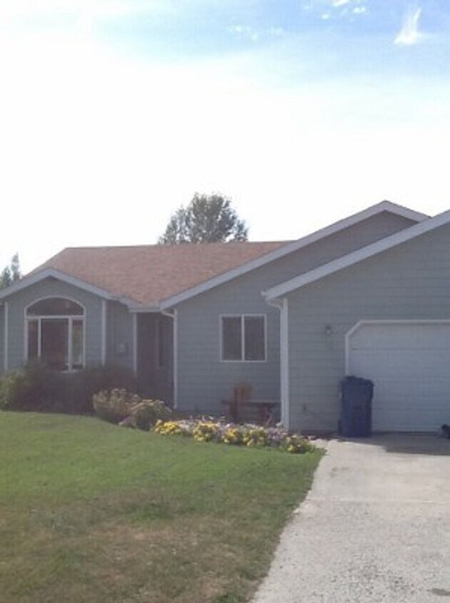 Primary Photo - Home in Friendly Manhattan, Montana