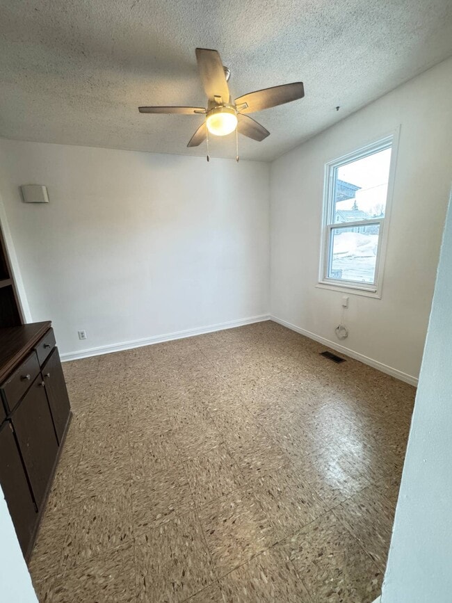 Building Photo - 273 Moffat St