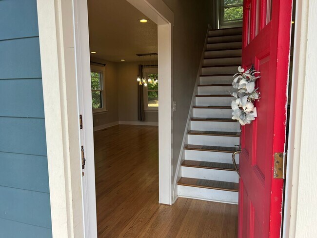 Building Photo - Beautiful & Charming 4-bedroom Home Near M...