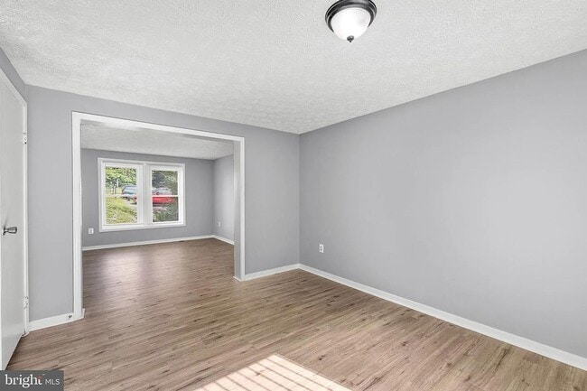 Building Photo - Available Now!  3 Bedroom Townhouse King George