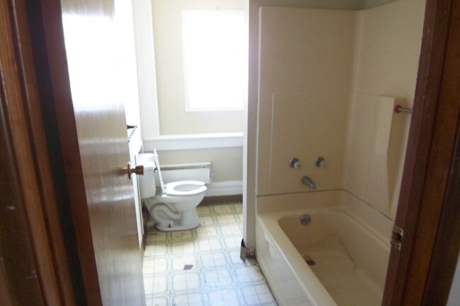 Baño - 2763 Main St