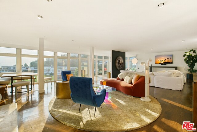 Foto del edificio - 8450 Carlton Way