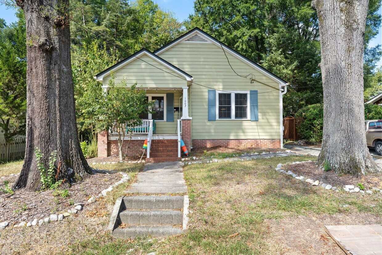 Foto principal - Lovely 2BR Home in Old West Durham with Fe...