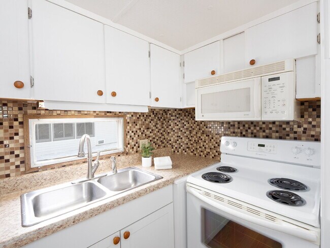 Foto del edificio - "Charming 2-Bed Furnished Annual Retreat i...