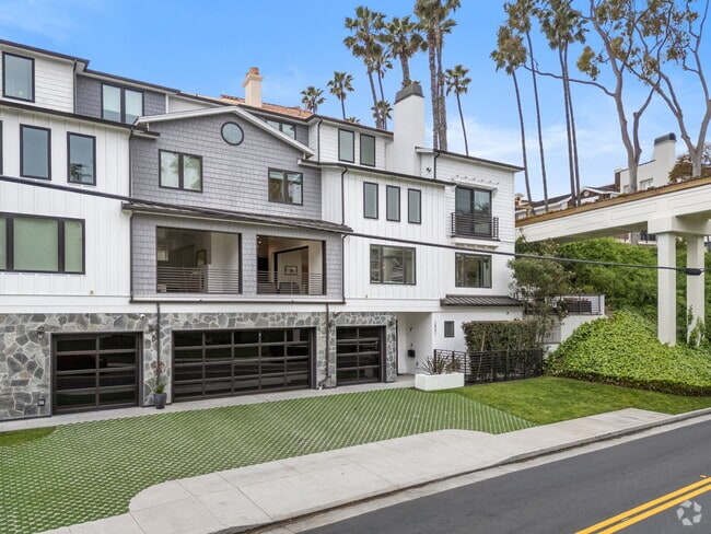 Building Photo - 2801 Bayside Dr