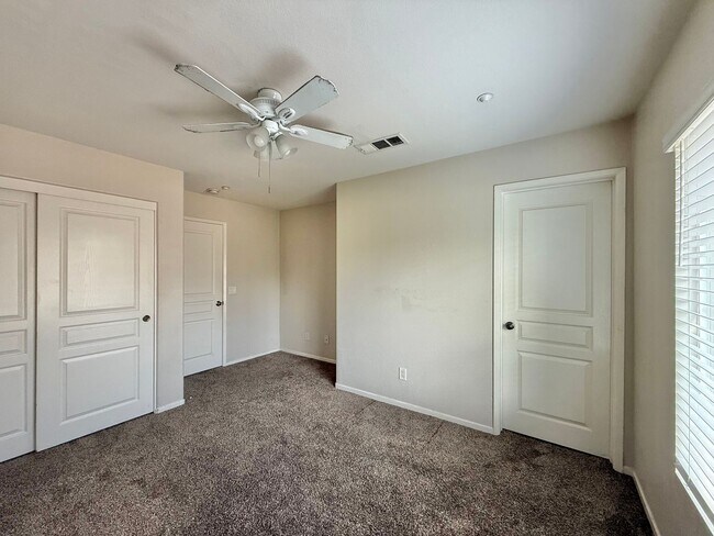Foto del edificio - Two Bedroom Suite Townhome and Includes a Garage and Laundry!