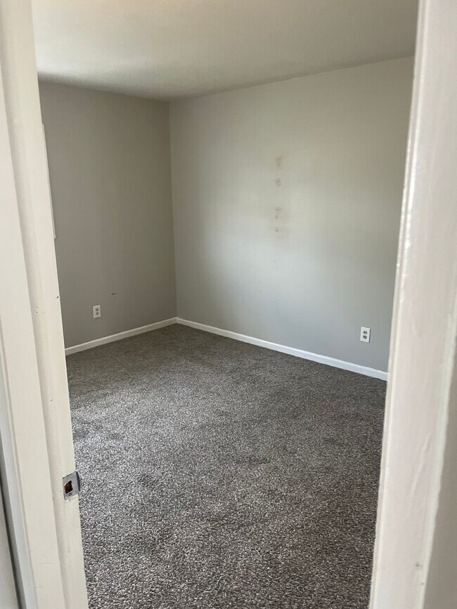 Foto del edificio - 3 bed 1.5 bath town home.