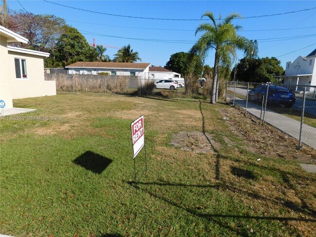 Foto del edificio - 10121 W Jessamine St