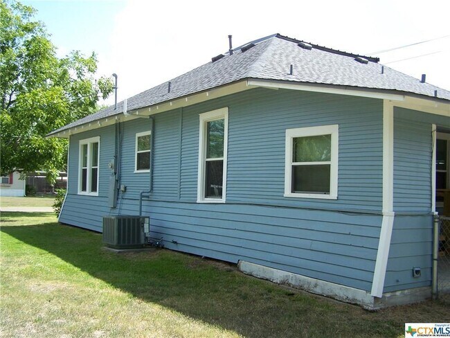 Building Photo - 618 E Live Oak St