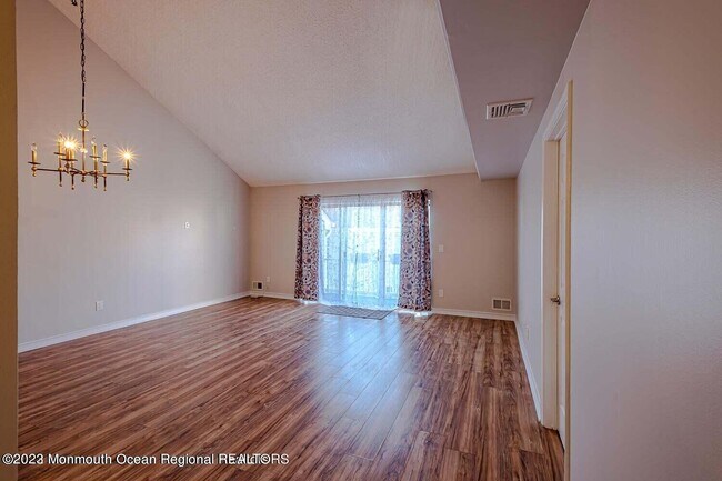 Building Photo - 20 Tulip Ln