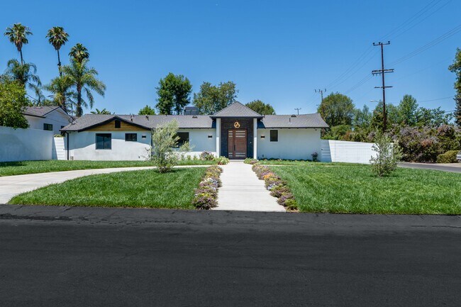 Building Photo - 5741 Jumilla Ave