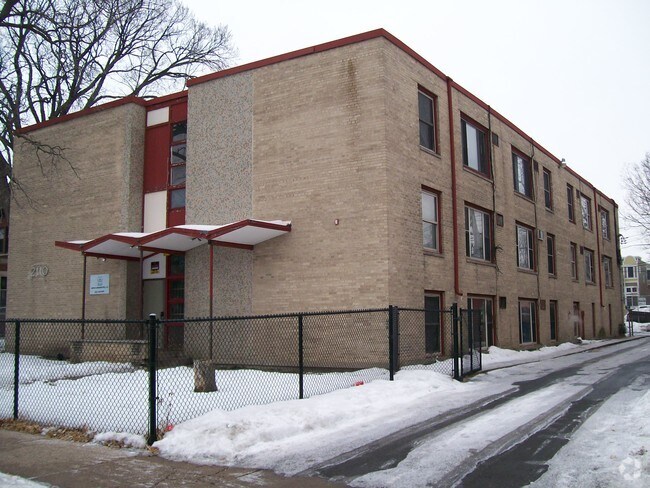 Building Photo - 2022 S Park Ave