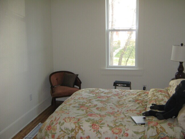 Bedroom - 1320 E Hamilton St