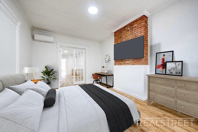Building Photo - Massive 4BD/4BA Duplex with Office & Priva...
