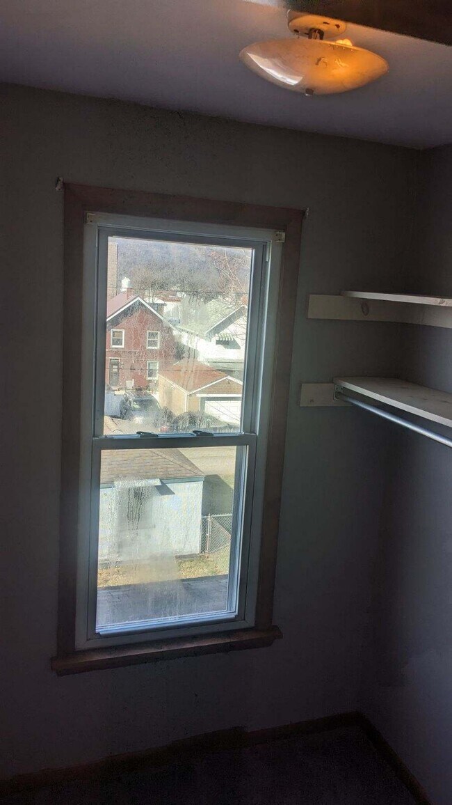 Foto del edificio - 1927 Kenneth Ave