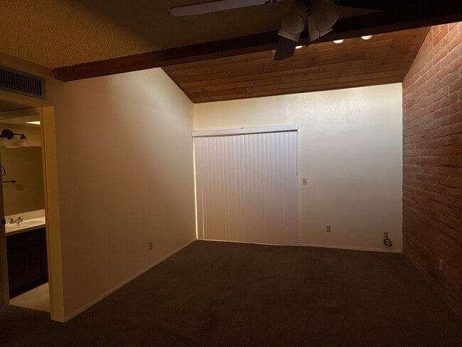 Foto del edificio - 3708 N Country Club Rd