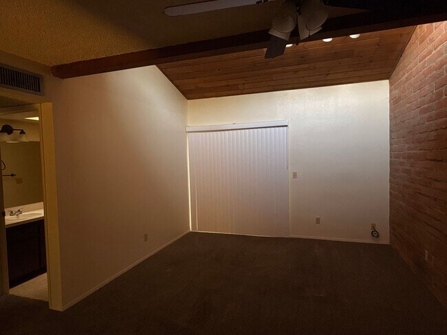 Building Photo - 3708 N Country Club Rd