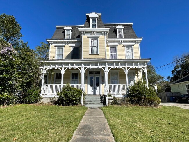 Building Photo - One Bedroom Apartment in Great Downtown Lo...