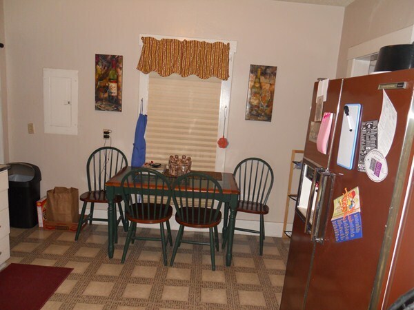 Comer en la cocina - 913 Claflin Rd