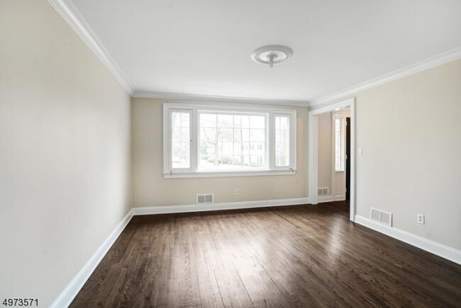 Building Photo - 4 bedroom in Summit NJ 07901