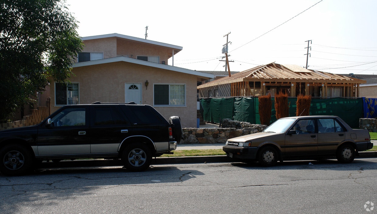 Primary Photo - 12444 York Ave