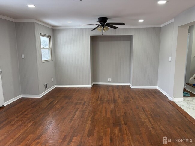 Building Photo - 162 Holly St