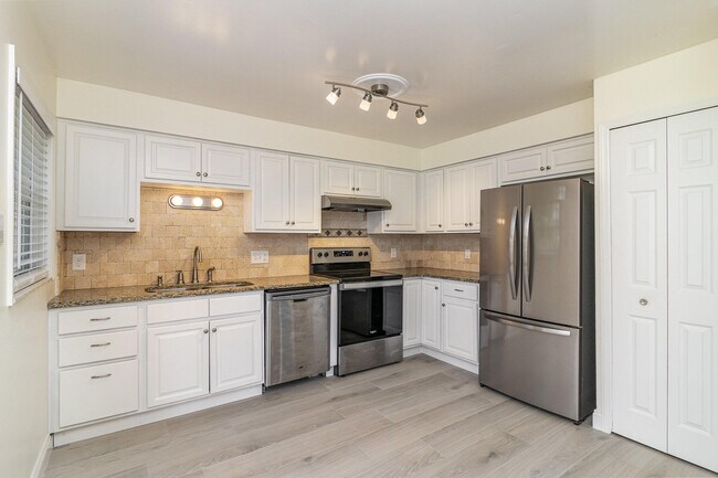 Foto del edificio - 446 Timberlake Dr