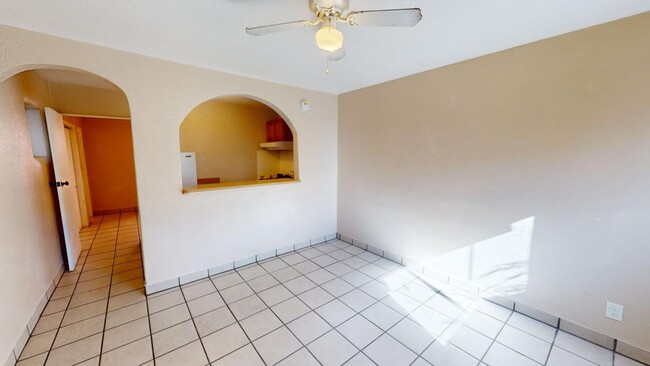 Building Photo - Centrally located 1 Bedroom Santa Fe apart...