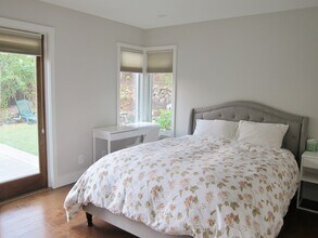 Building Photo - 915 Helen Dr