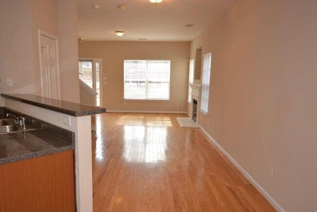 Foto del edificio - Welcome to the BEAUTIFUL, Bright & Sunny! 3 Bedroom / 2.5 Bathroom End Unit Townhome in Riverdale...