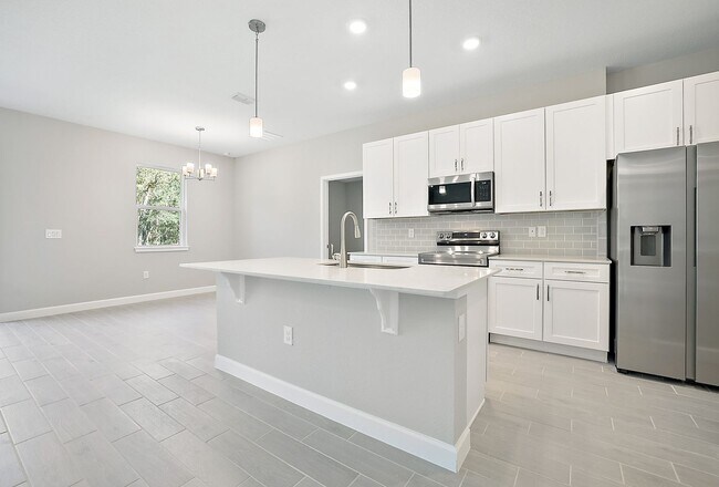 Foto del edificio - 5454 Rhapsody Ave