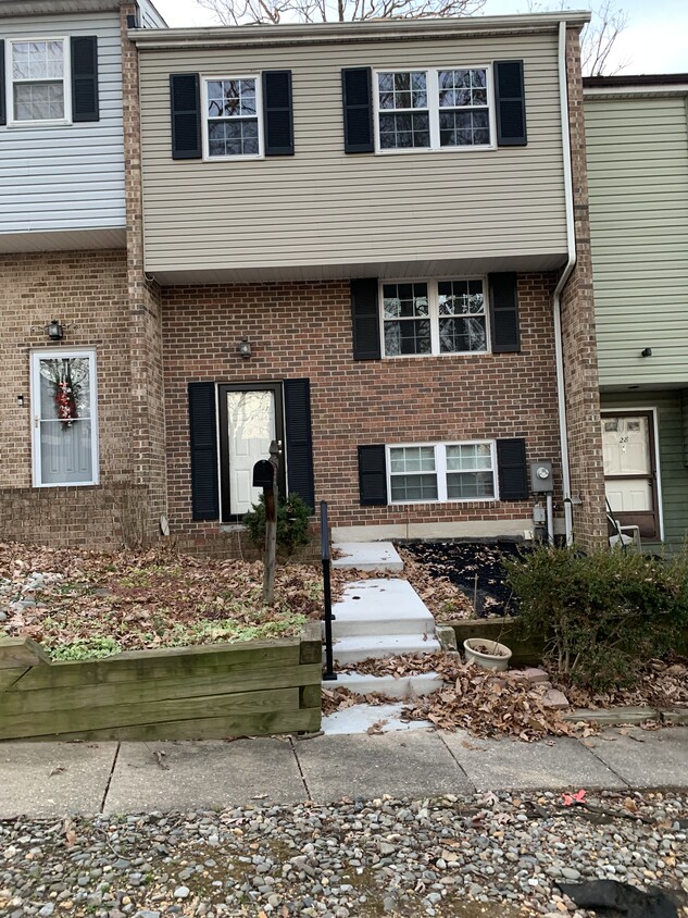 Front entrance - 30 Maple Hollow Ct