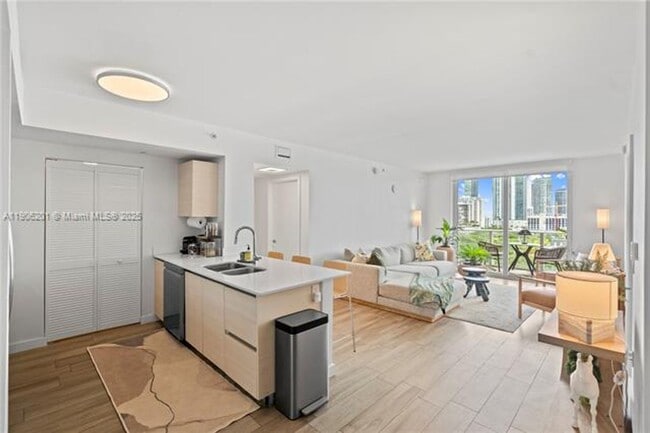 Foto del edificio - 4250 Biscayne Blvd