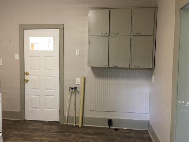 Building Photo - Nice 1 bedroom 1 bath Apt - Back Apartment