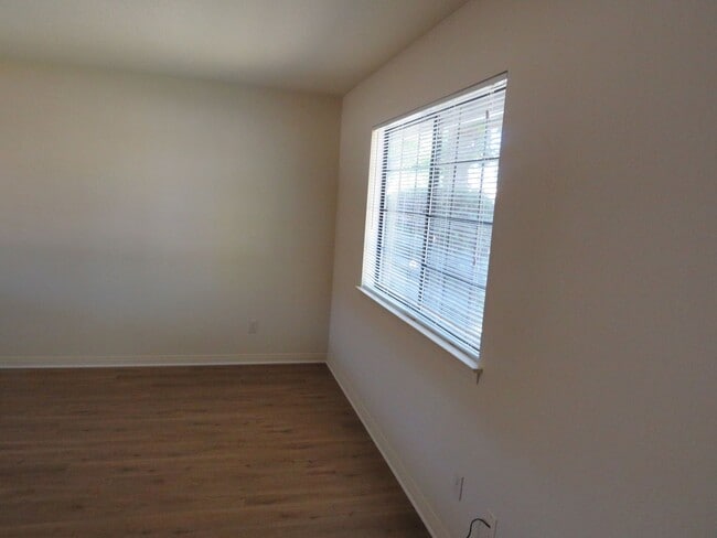 Building Photo - T401-407