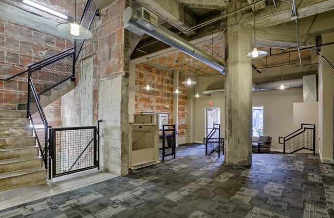 Building Photo - 321 W 7th St