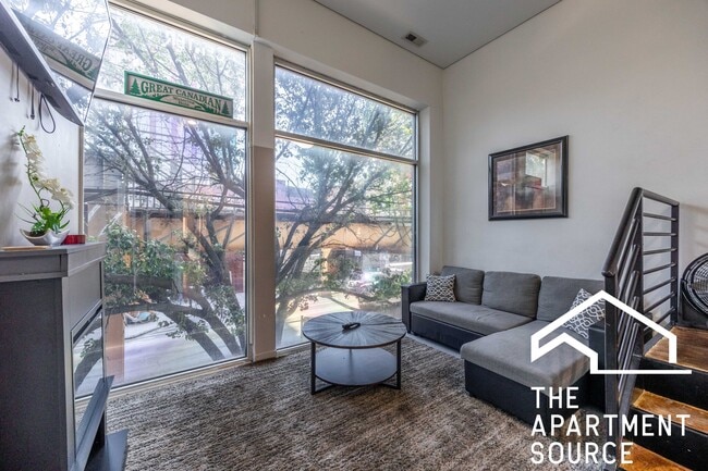 Building Photo - 1002 W Lake St