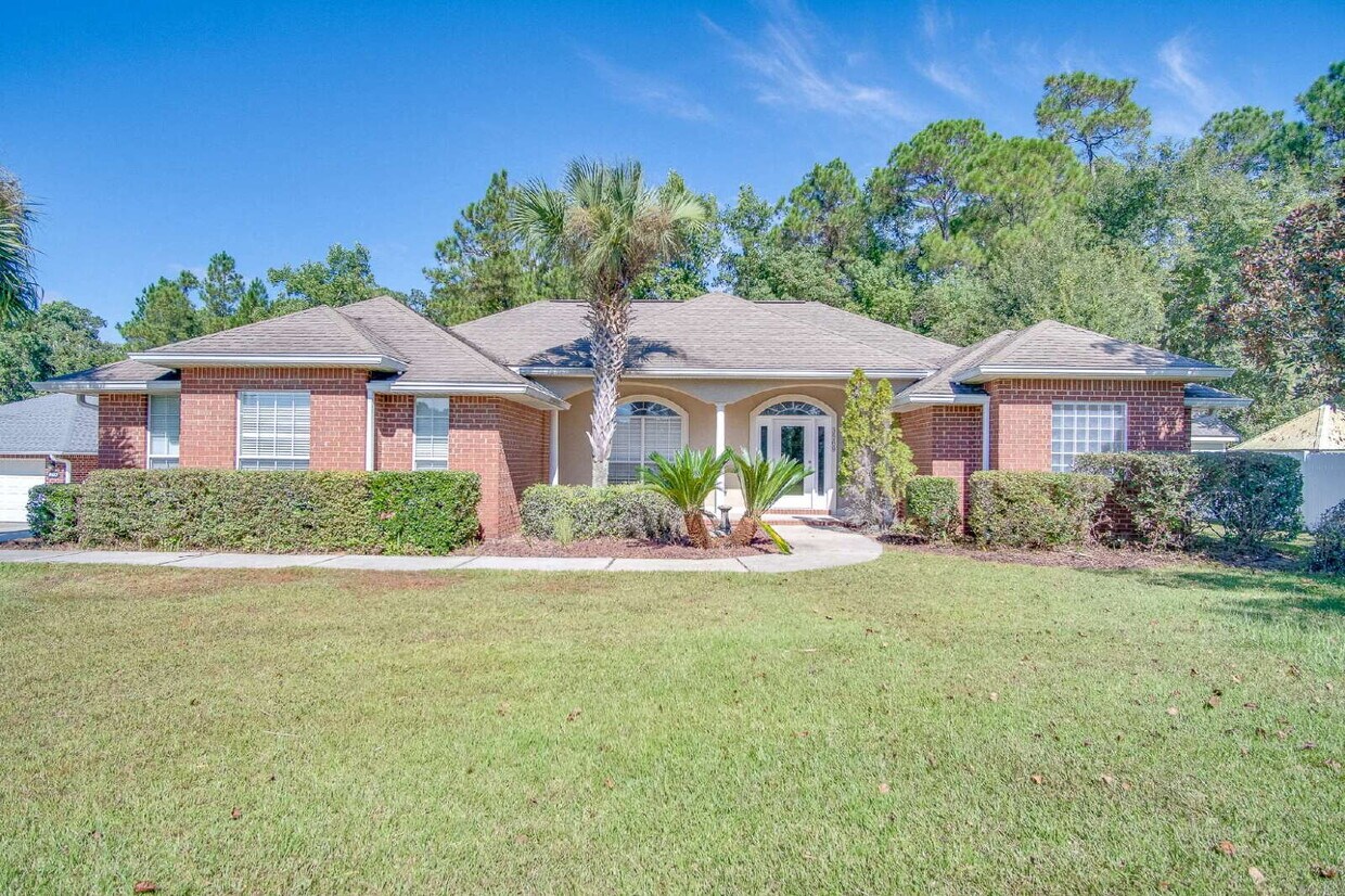 Foto principal - Spacious Pace Home with Office, Fireplace & Pergola