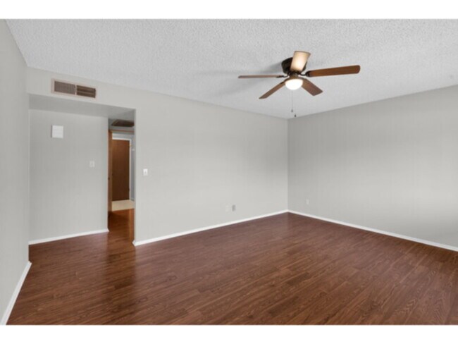 Foto del edificio - Awesome 4 Bedroom Home in the Heart of Cha...