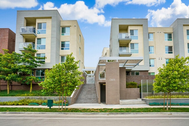 Building Photo - 12656 Bluff Creek Dr